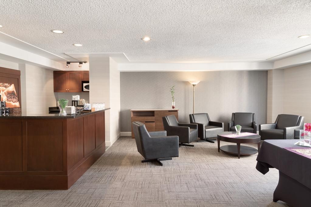 Coast Edmonton Plaza Hotel By Apa Ресторан фото