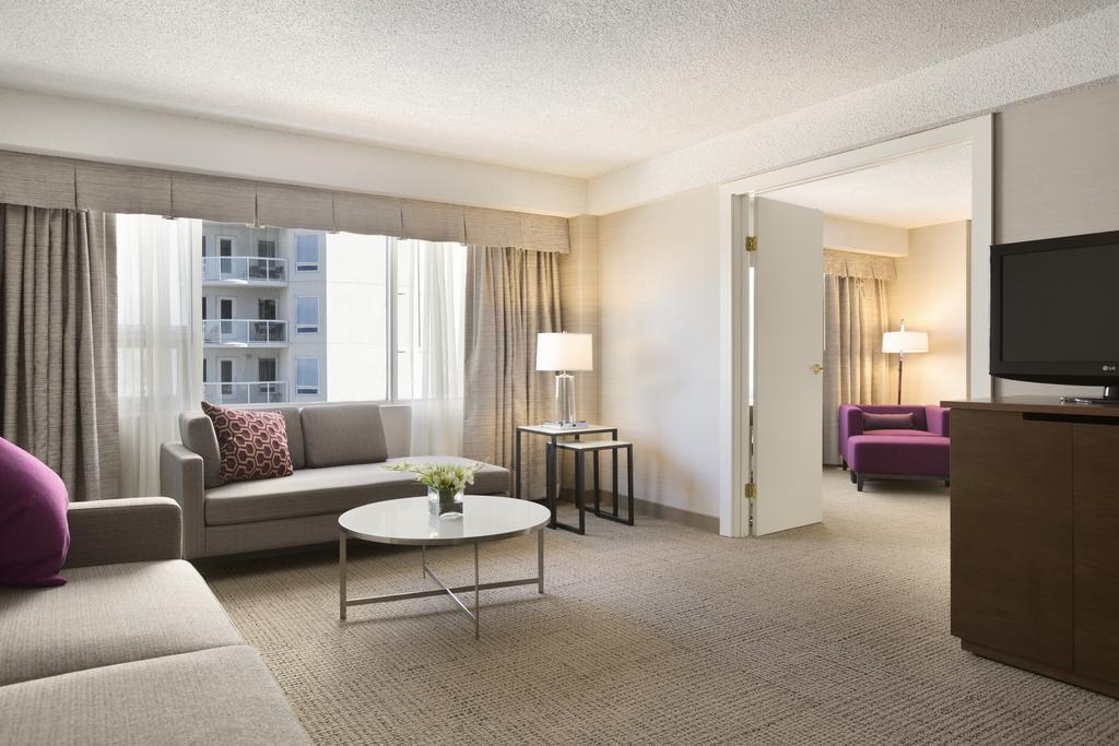 Coast Edmonton Plaza Hotel By Apa Екстер'єр фото