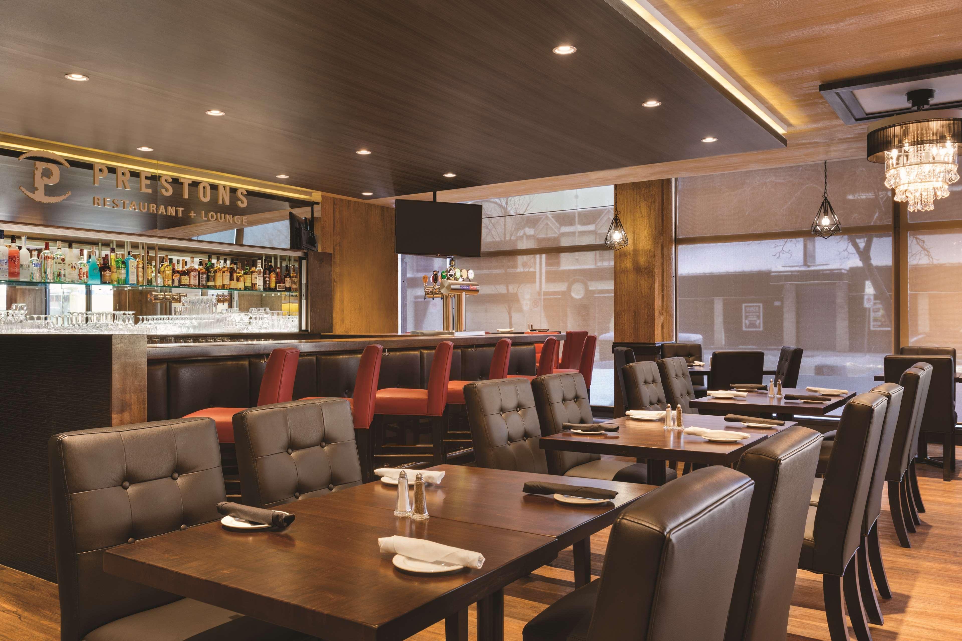 Coast Edmonton Plaza Hotel By Apa Екстер'єр фото