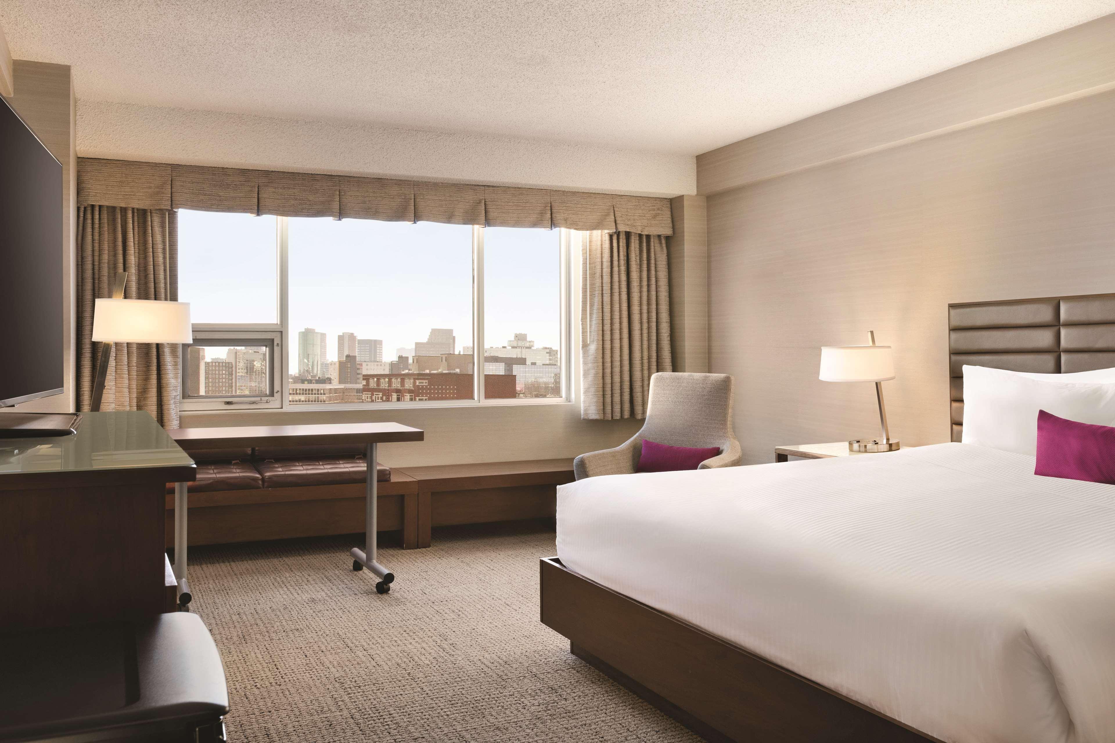Coast Edmonton Plaza Hotel By Apa Екстер'єр фото