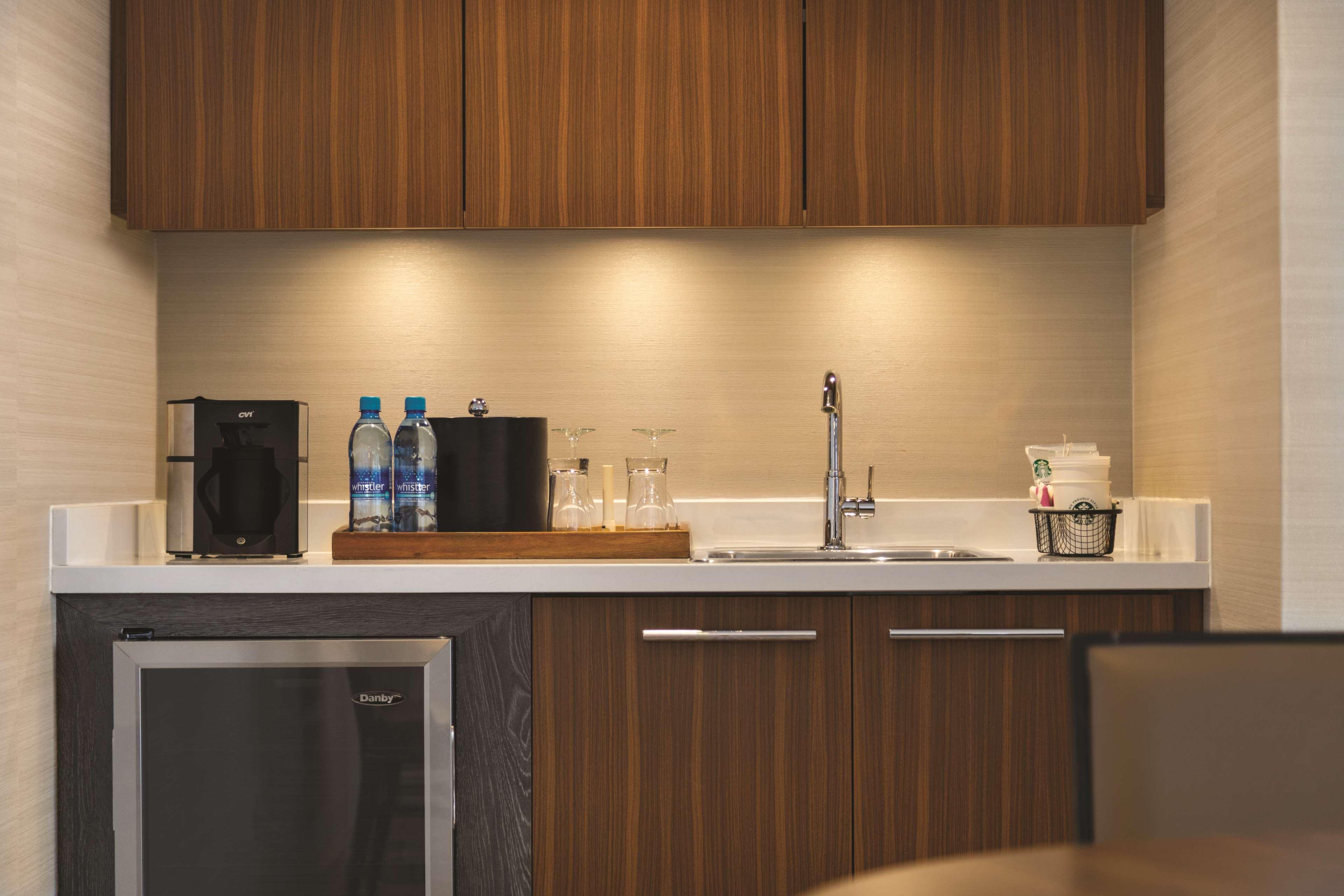 Coast Edmonton Plaza Hotel By Apa Екстер'єр фото