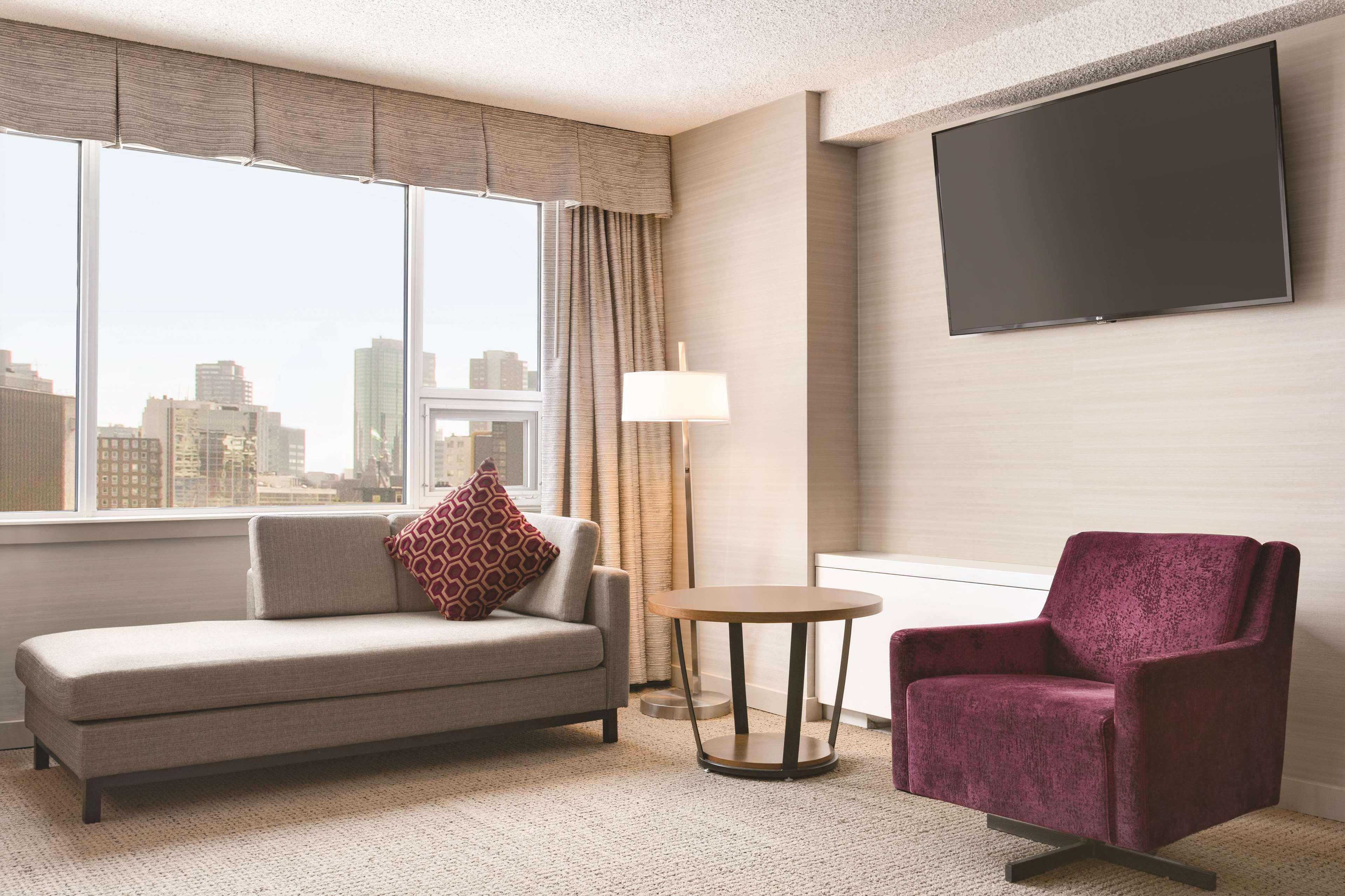 Coast Edmonton Plaza Hotel By Apa Екстер'єр фото