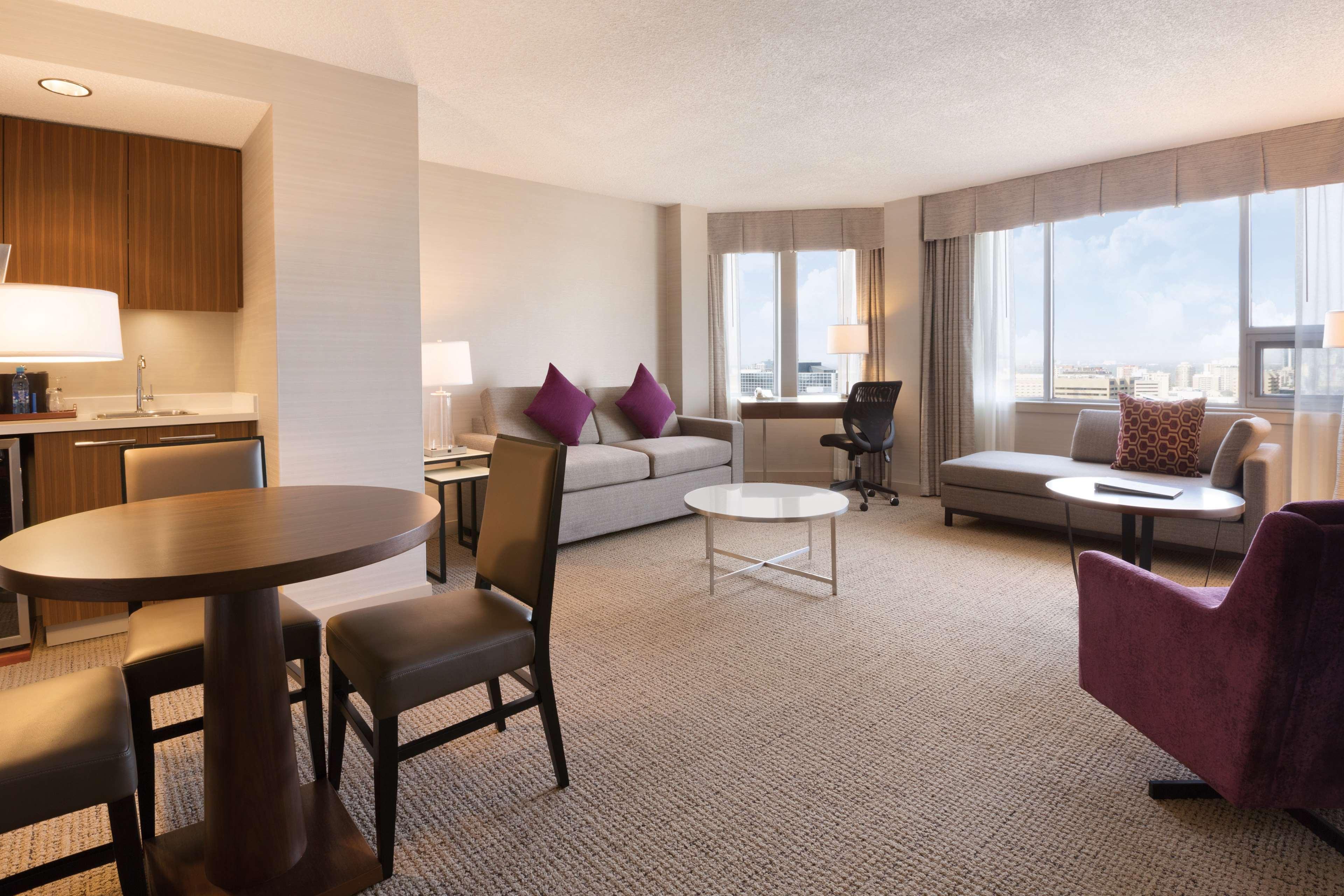 Coast Edmonton Plaza Hotel By Apa Екстер'єр фото