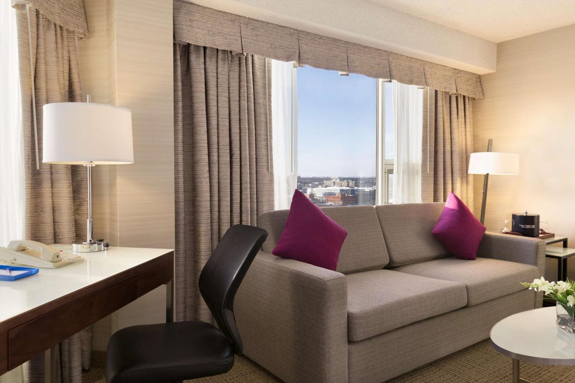 Coast Edmonton Plaza Hotel By Apa Екстер'єр фото
