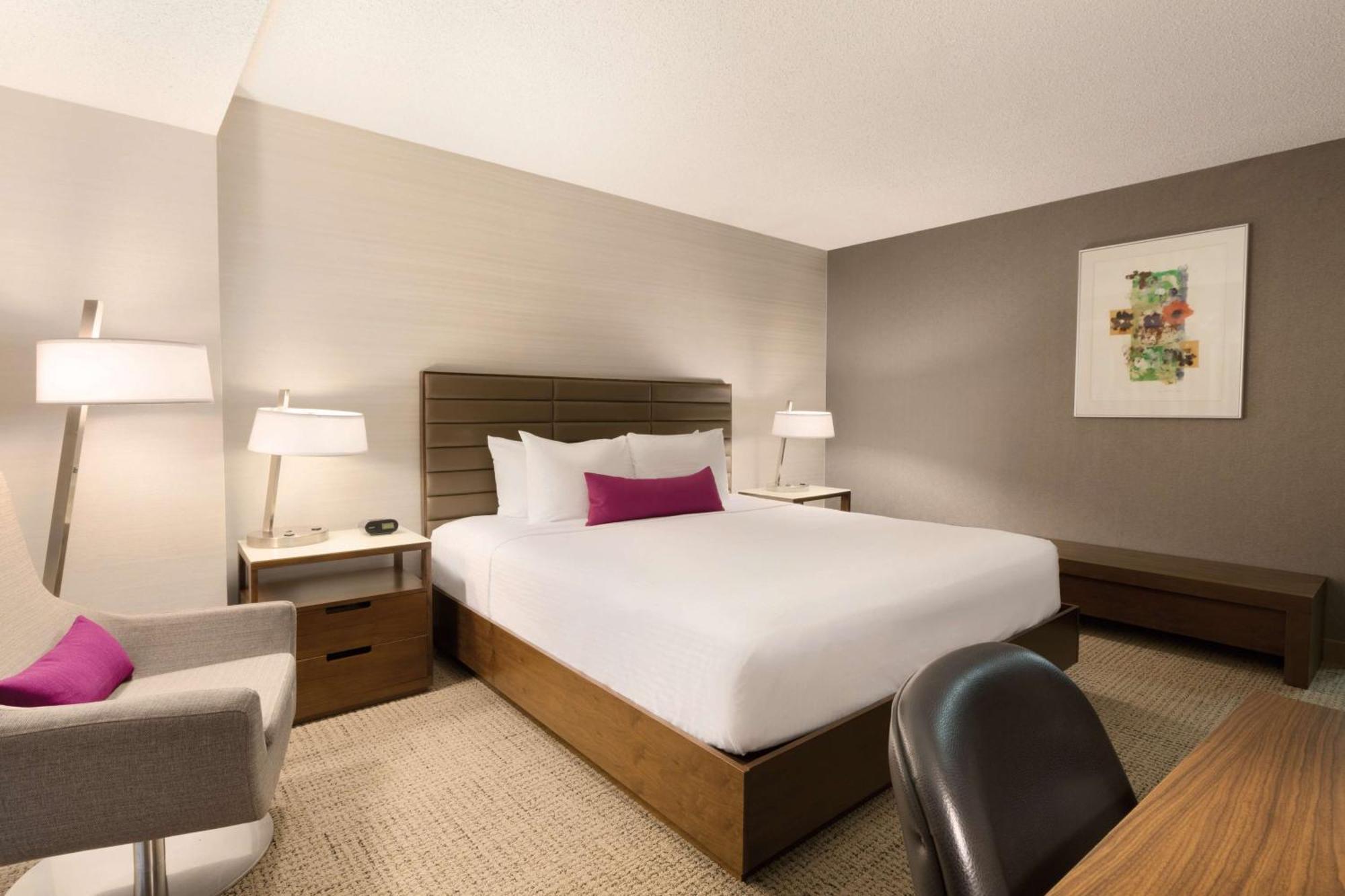 Coast Edmonton Plaza Hotel By Apa Екстер'єр фото