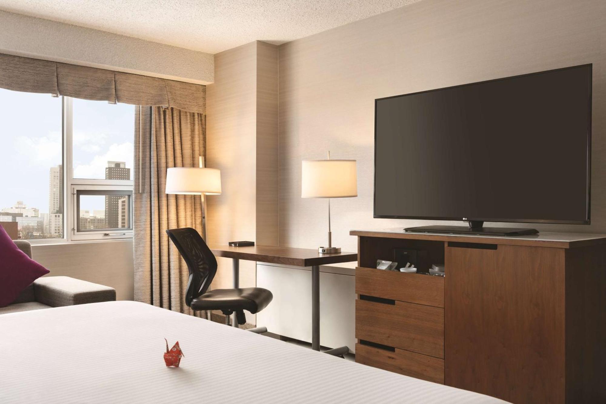 Coast Edmonton Plaza Hotel By Apa Екстер'єр фото