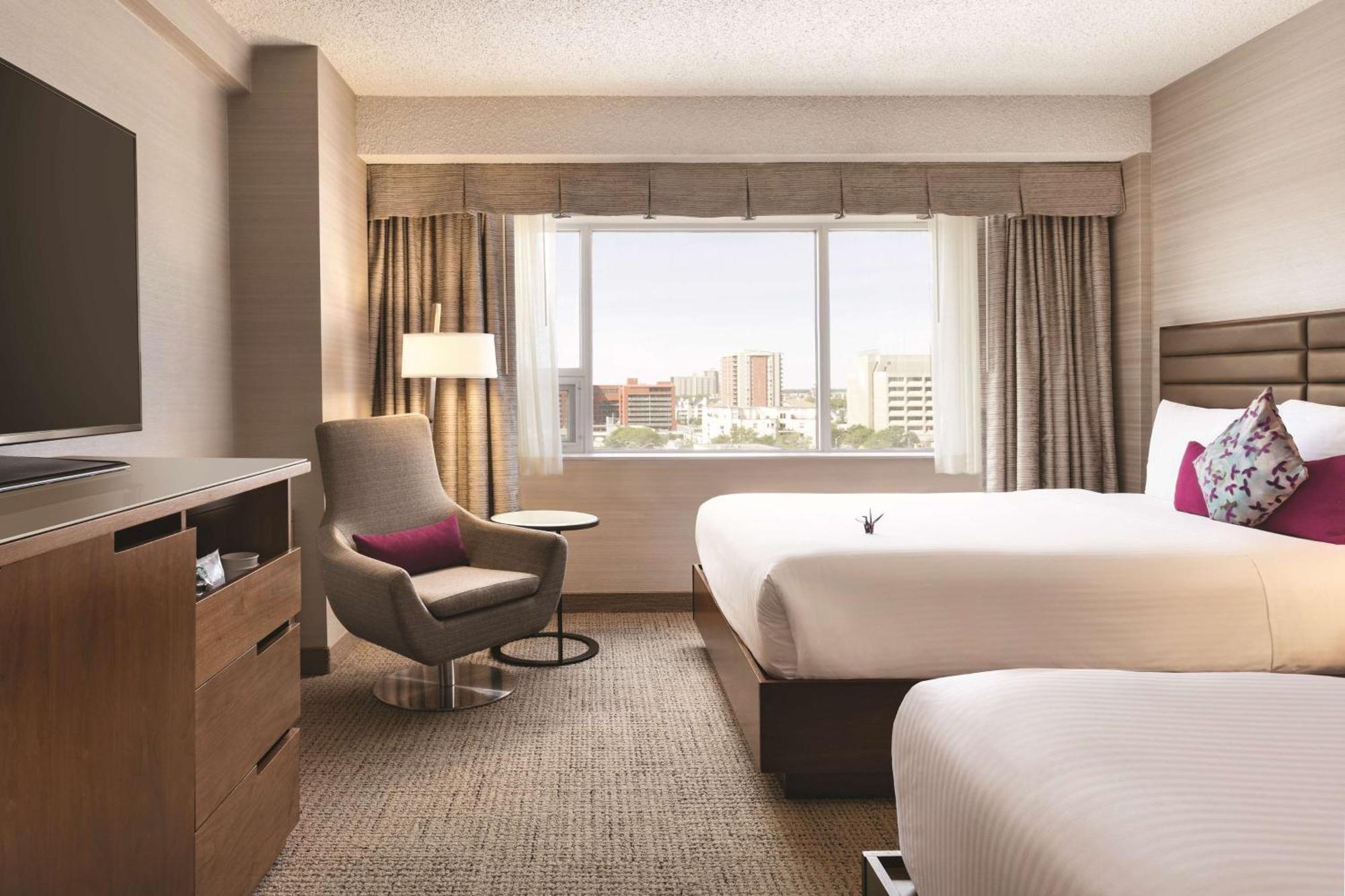 Coast Edmonton Plaza Hotel By Apa Екстер'єр фото