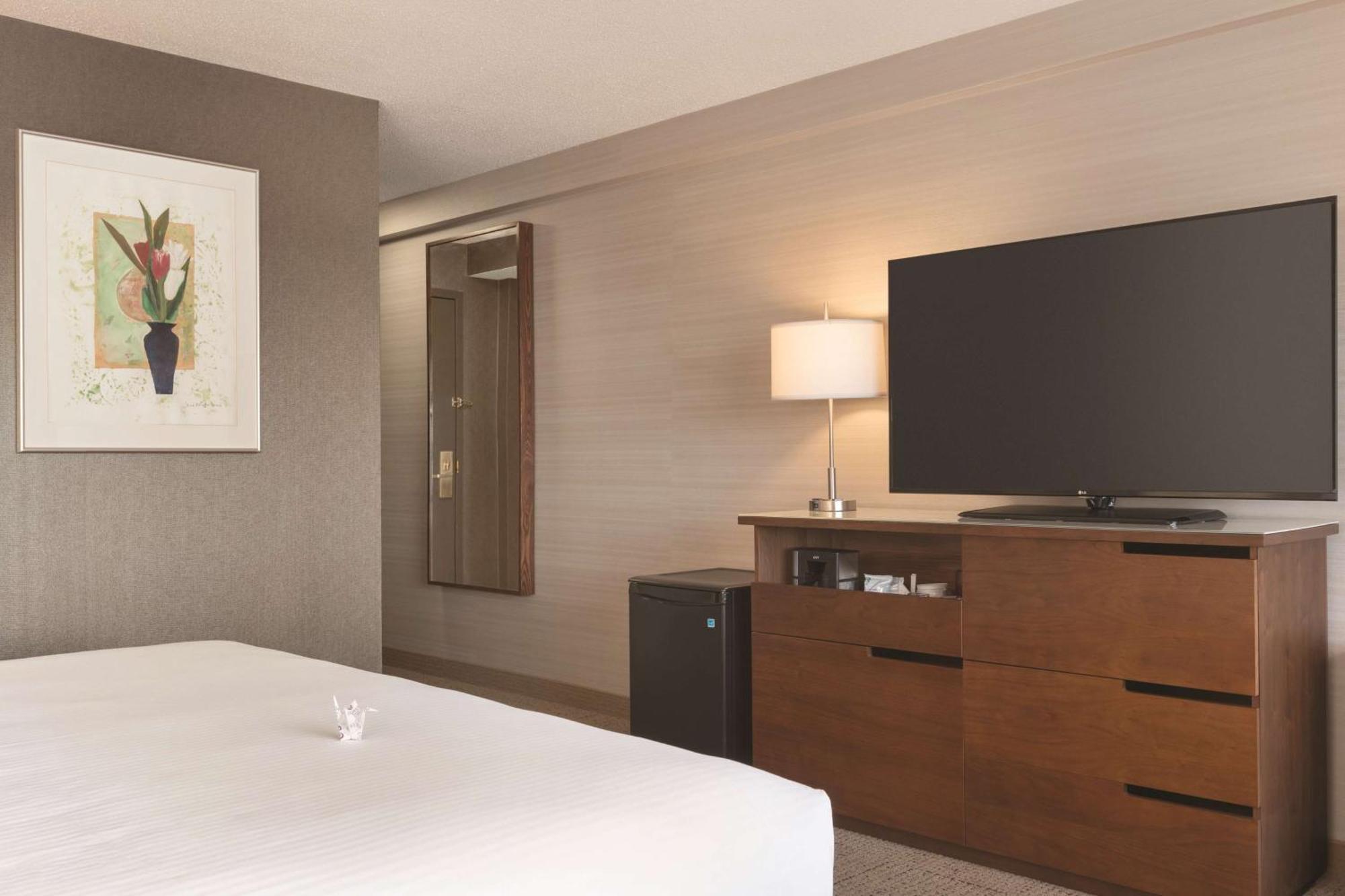 Coast Edmonton Plaza Hotel By Apa Екстер'єр фото