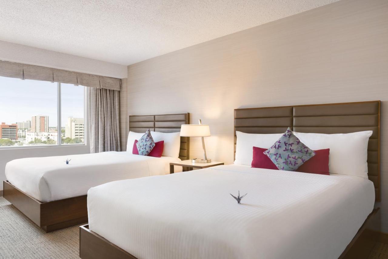 Coast Edmonton Plaza Hotel By Apa Екстер'єр фото
