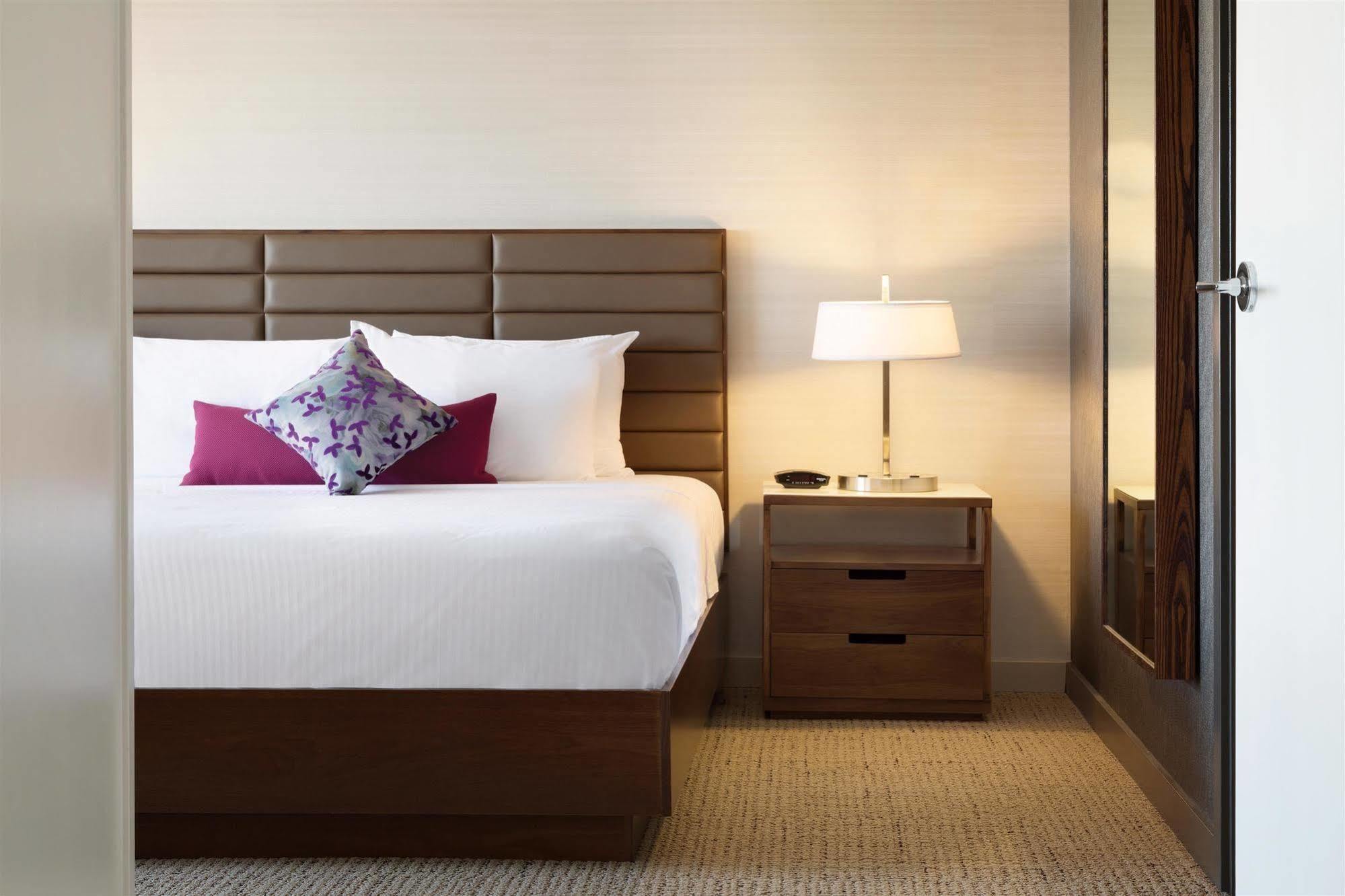 Coast Edmonton Plaza Hotel By Apa Екстер'єр фото